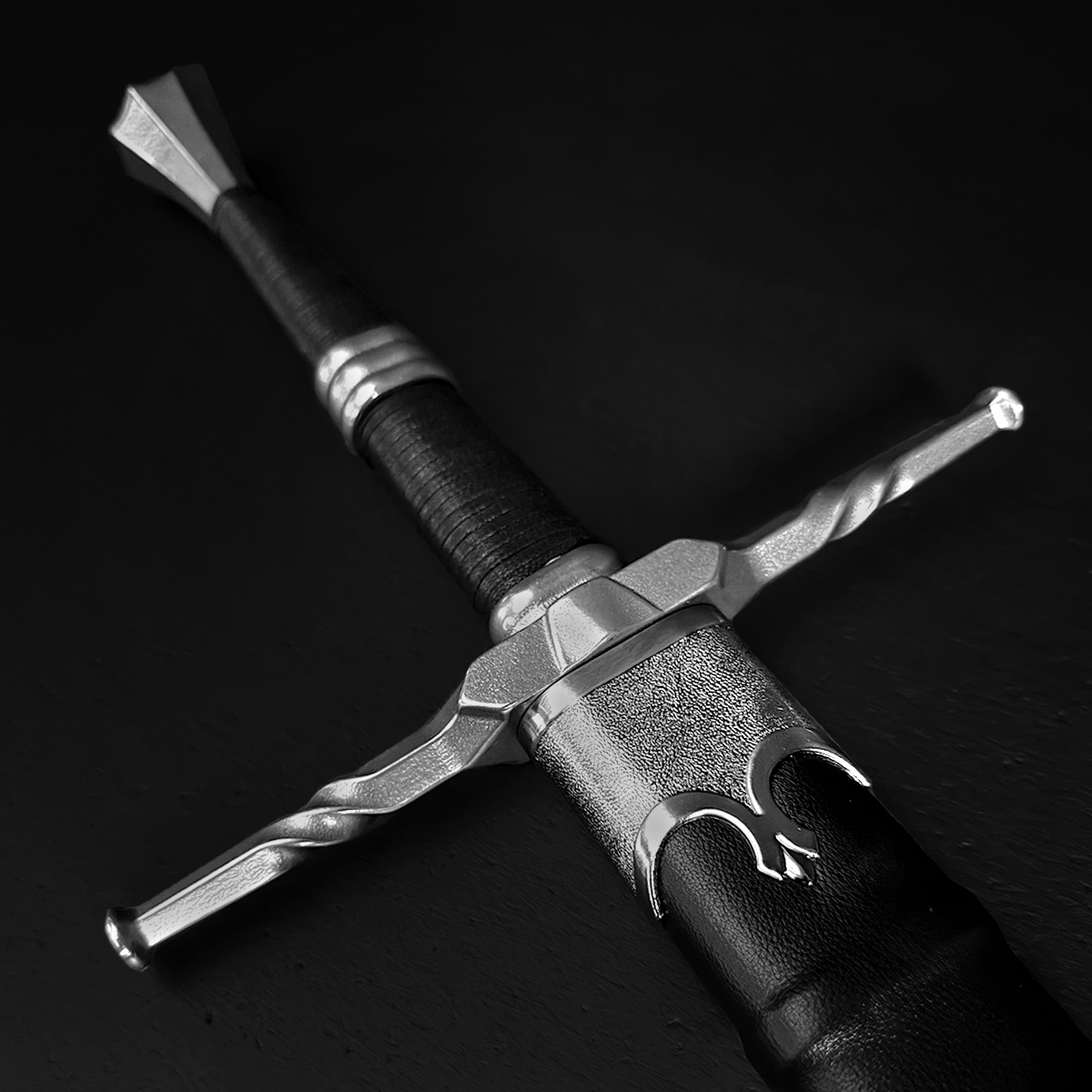 Medieval fantasy sword with twisted crossguard | Knight's Collection
