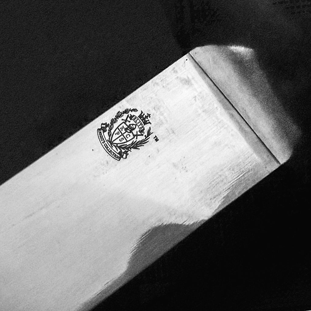 Metal blade featuring a crest logo | Knight's Collection