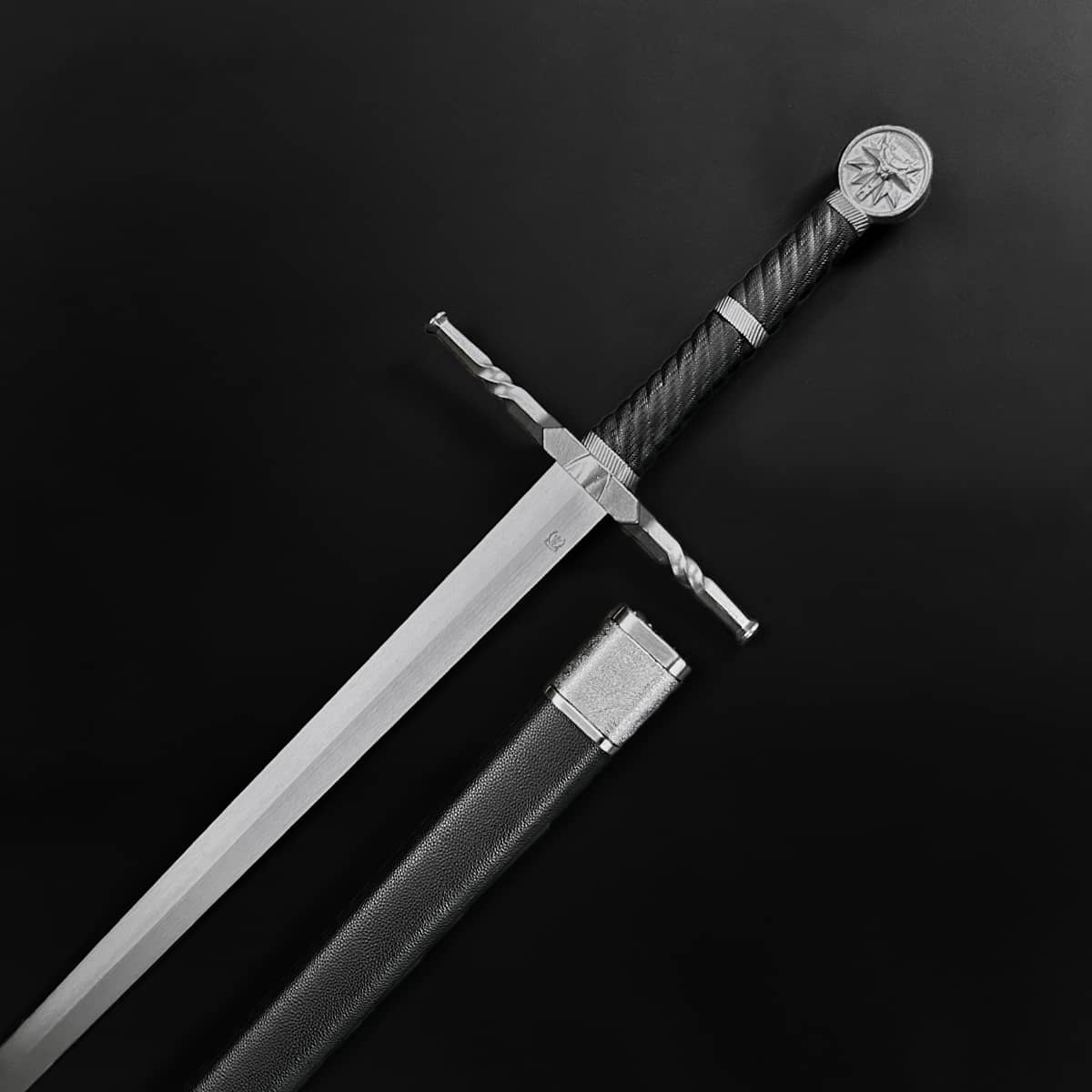 "Fang of the North" Hand-Forged Medieval Sword with Leather Sheath | Knight's Collection