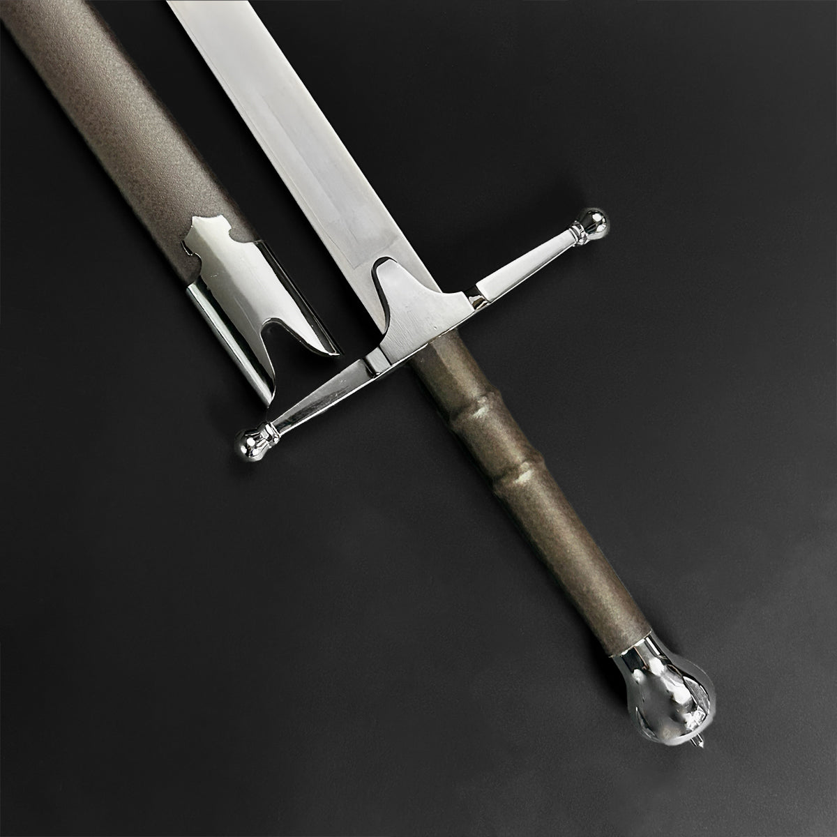 Knights Collection William Wallace sword replica polished steel crossguard and pommel with textured brown grip and scabbard