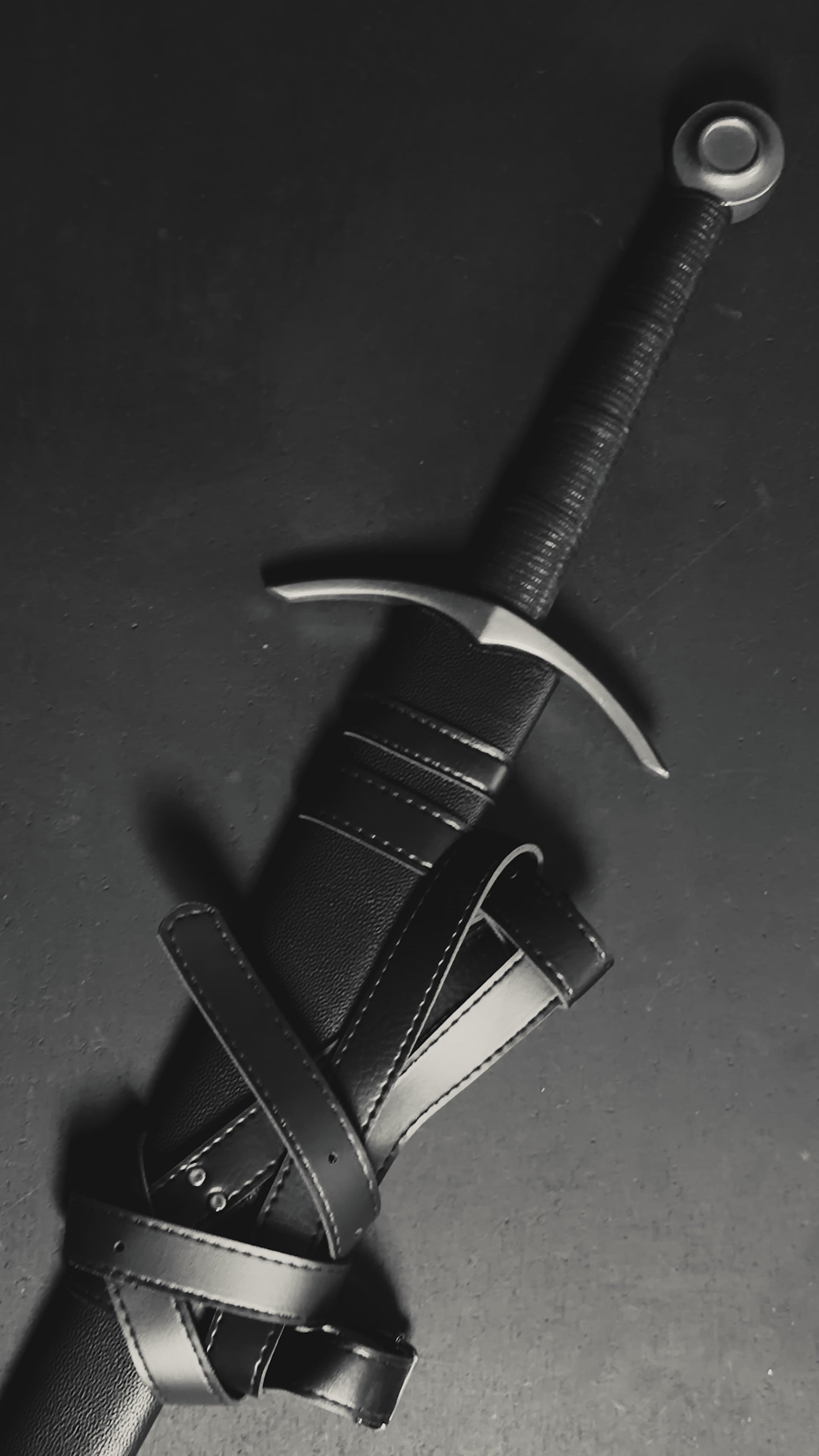 Medieval sword in black leather scabbard | Knight's Collection