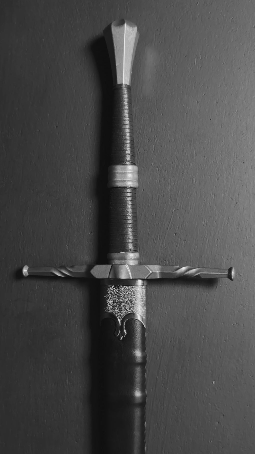 Medieval longsword with a textured hilt | Knight's Collection