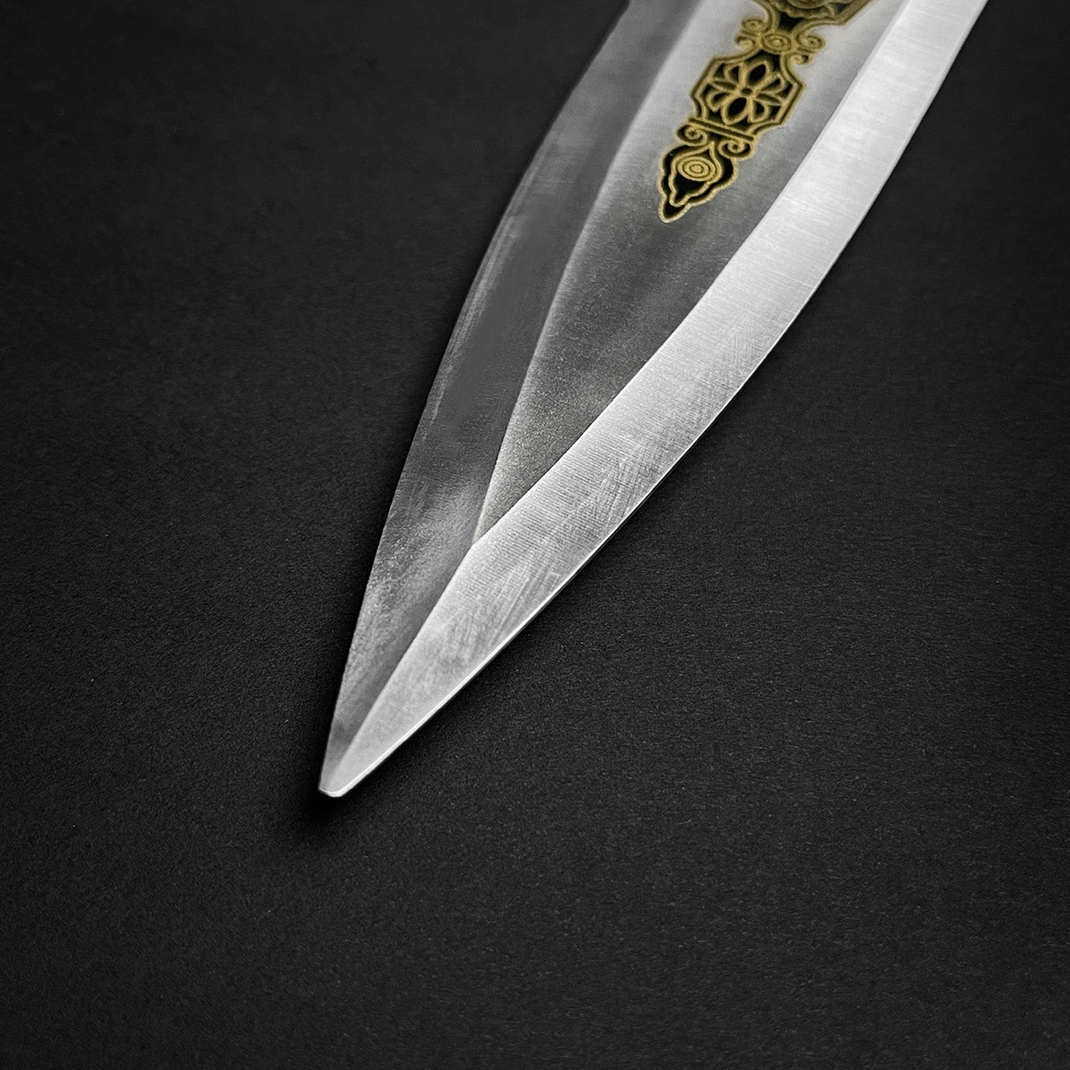 Roman Dagger with a polished blade and intricate gold detailing
